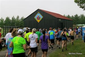 Runners by the quilt barn at Carter Park for Powder Keg 5k